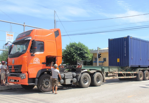 Quảng Nam: Xe container vào cua hất người phụ nữ tử vong tại chỗ