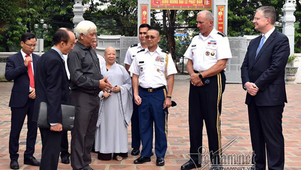 Đại tướng Mỹ thăm đền Hai Bà Trưng