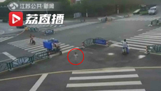 Con 5 tuổi đi lạc cách nhà 8 km vì bố mải chơi điện thoại