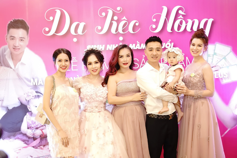 Hoàng Yến mở dạ tiệc hồng mừng sinh nhật con với chồng thứ 4