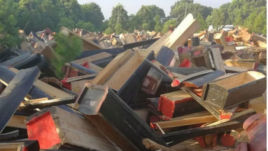 Đáng sợ: Tái chế hàng ngàn chiếc quan tài đóng đồ nội thất mới cứng