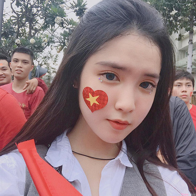 Fan Girl Quá Xinh Đẹp Của U23 Việt Nam Khiến Dân Mạng Đổ Rầm Rầm