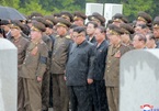 Kim Jong Un đội mưa dự tang lễ nguyên soái quân đội