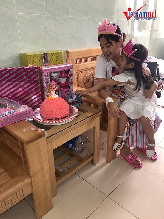 Mai Phương mừng sinh nhật con gái 5 tuổi ở bệnh viện