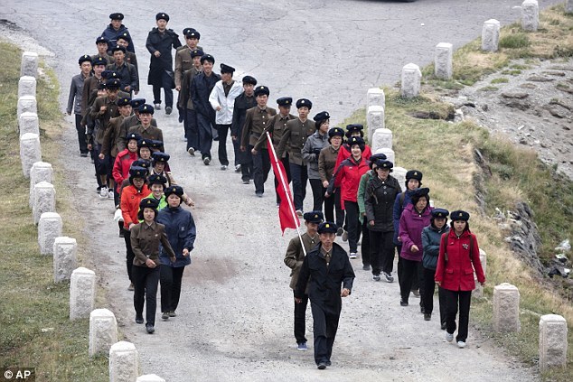 Thanh niên Triều Tiên chỉnh tề leo núi thiêng