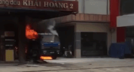 Quảng Nam: Xe bồn bốc cháy trơ khung cạnh cây xăng
