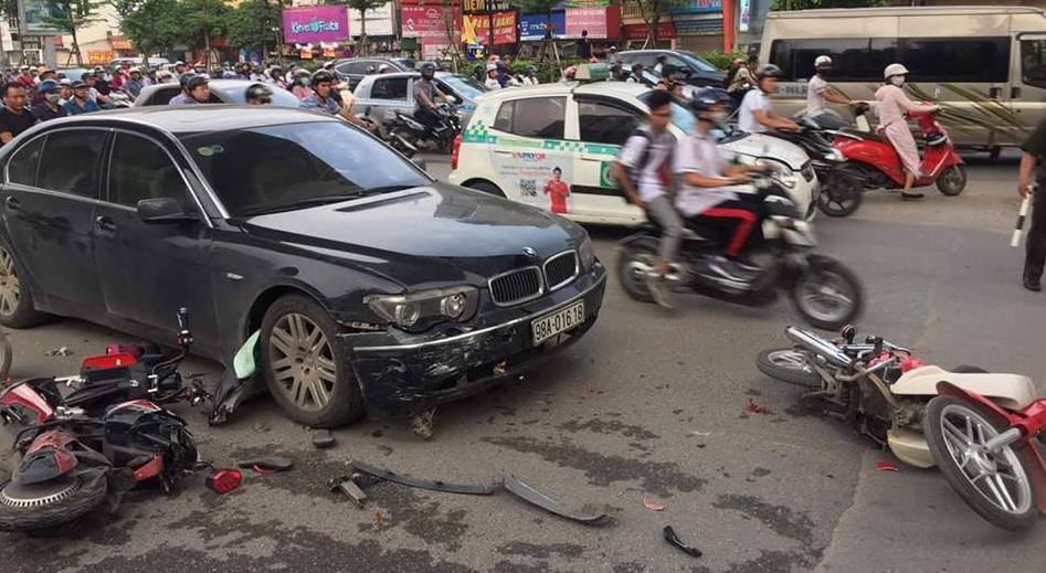 Chị gái lái xe đâm loạn xạ trên đường Hà Nội