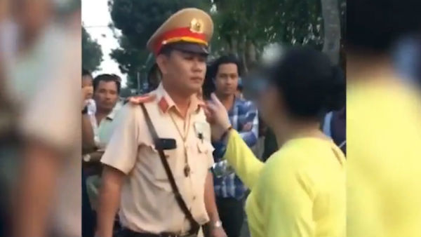 Người phụ nữ chửi bới CSGT khi bị dừng xe kiểm tra nồng độ cồn