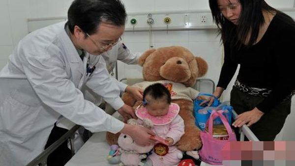 Bé gái bị ung thư buồng trứng nhỏ tuổi nhất thế giới