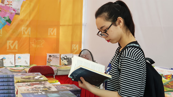 Nhiều độc giả trẻ háo hức tìm sách tại Hội sách Mùa thu