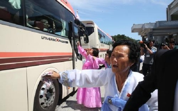 Gia đình ly tán Hàn - Triều đẫm nước mắt từ biệt người thân