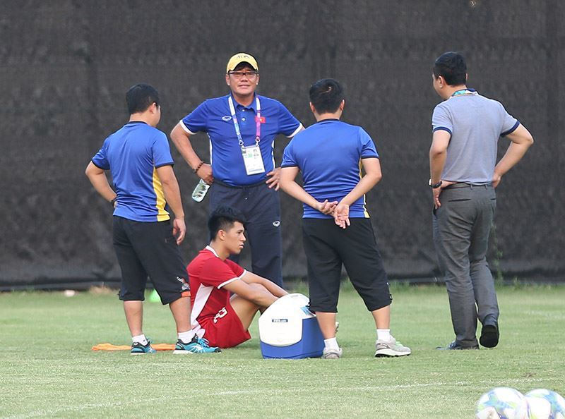 Đình Trọng đau, HLV Park Hang Seo 'tái mặt' trước trận gặp Bahrain