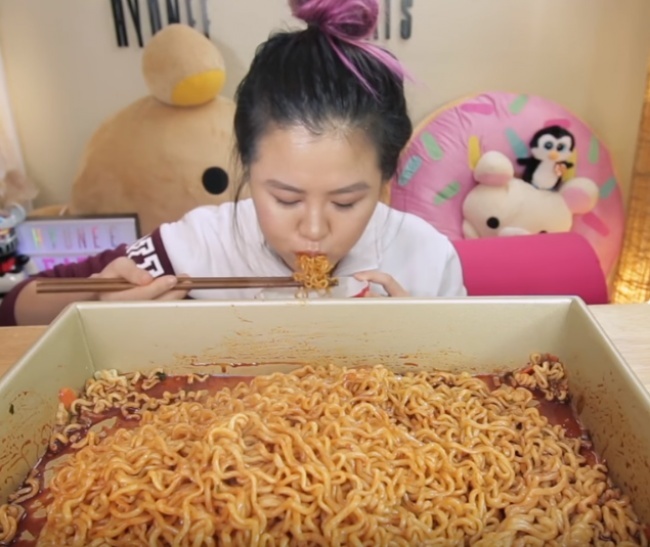 Tung clip bữa tối tự sướng lên mạng xã hội: Bất ngờ được trả 230 triệu đồng