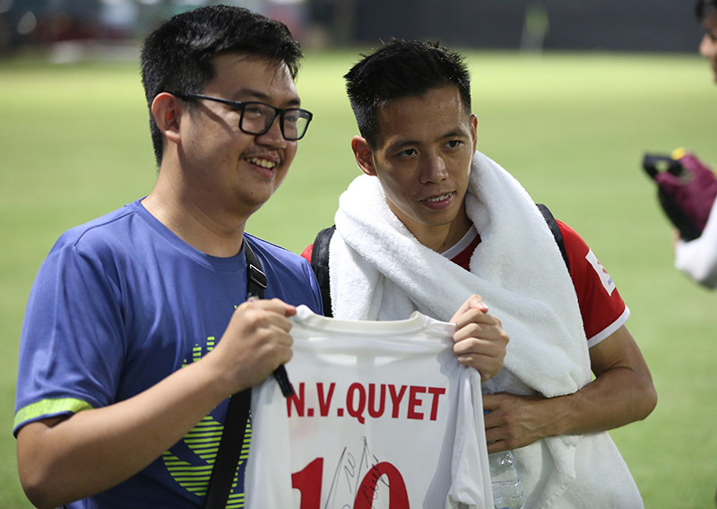 CĐV Indonesia vượt 400km xin chữ ký Văn Quyết