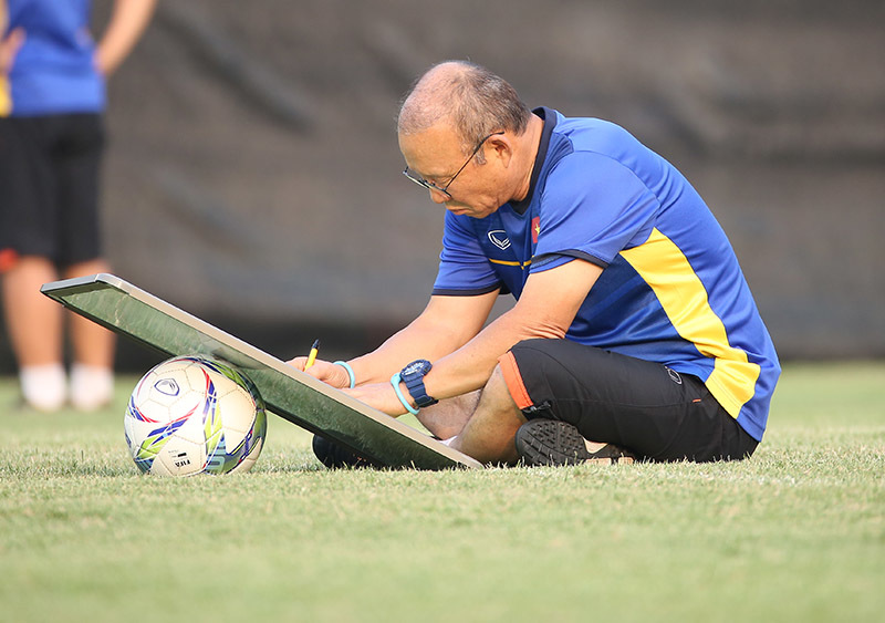 HLV Park Hang Seo đăm chiêu 