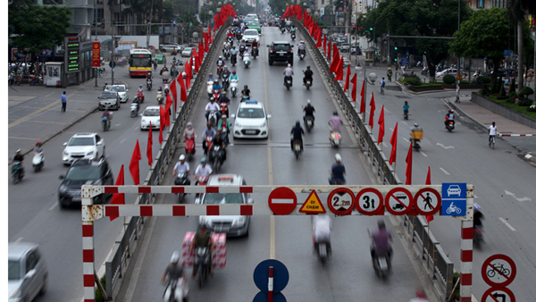 “Lái xe ở Hà Nội mà không bấm còi chỉ có điên”
