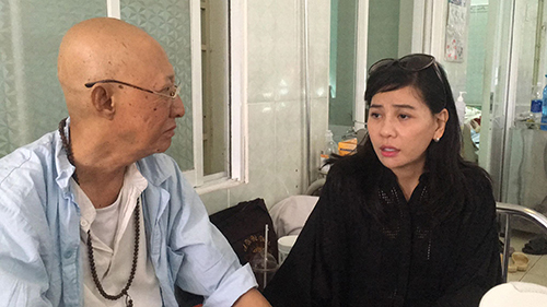 Cát Phượng vào viện thăm nghệ sĩ Lê Bình bị ung thư phổi