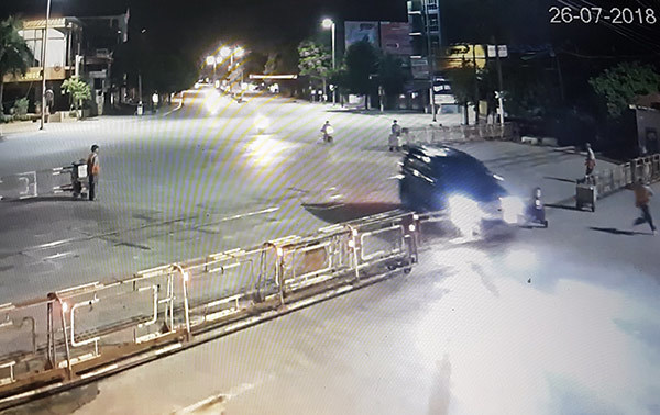 Ô tô 7 chổ húc tung gác chắn khi tàu sắp đi qua