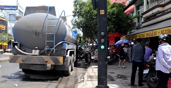 Ngã trúng gầm xe bồn, 2 bé gái tử vong thương tâm