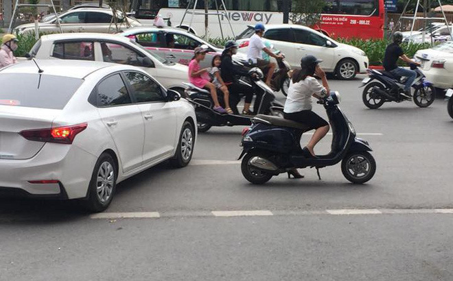 Giữa dòng xe vội vã, sự xuất hiện của người phụ nữ trở thành khởi nguồn mọi bức xúc