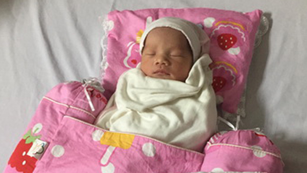 Mẹ tai nạn hôn mê hơn 3 tháng, bé gái Hà Nội vẫn chào đời khoẻ mạnh