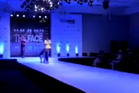 Thanh Hằng ngã khụy khi catwalk ở họp báo The Face