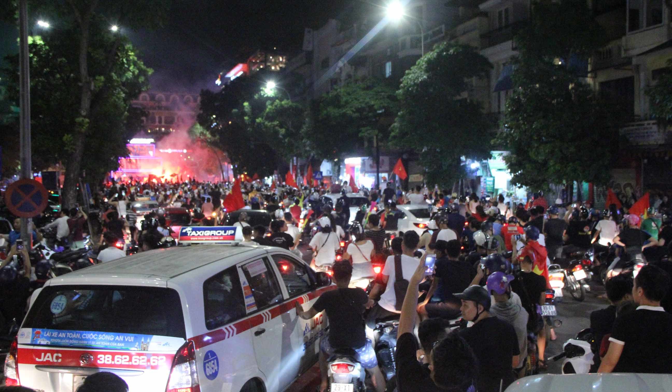 Đốt pháo sáng khắp Hồ Gươm mừng chiến thắng của U23 Việt Nam