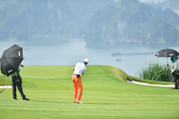 Khởi tranh giải golf 