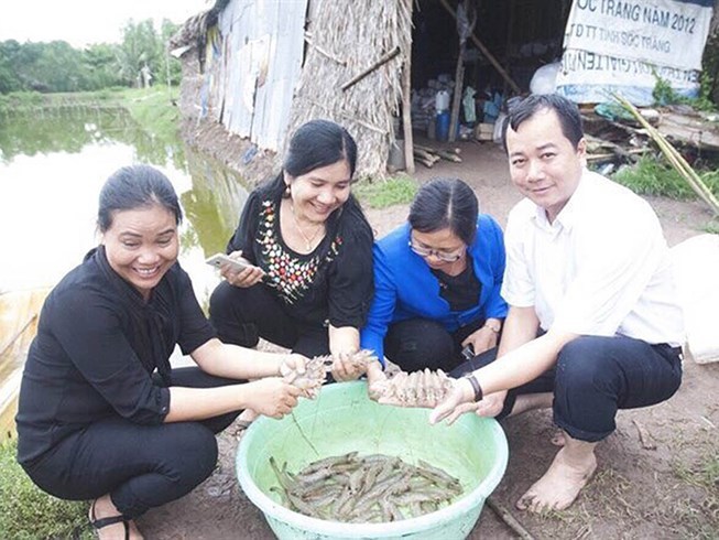 Nữ tiến sĩ cứu hàng ngàn hộ dân phá sản bị kỷ luật 'lên bờ xuống ruộng'