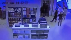 Nữ nhân viên Apple bị đấm vào mặt vì iPhone