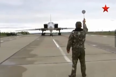 Cận cảnh máy bay ném bom loại mới Tupolev-22M3M của không quân Nga