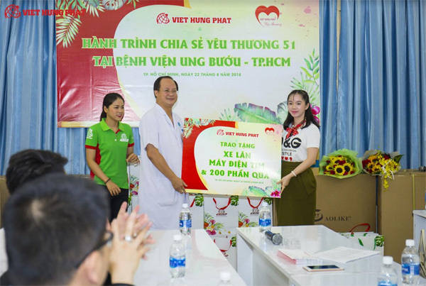 Việt Hưng Phát tặng quà bệnh nhân ung thư