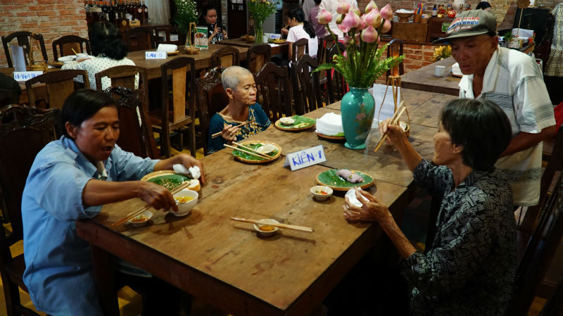 Hơn 100 món buffet miễn phí cho người nghèo ở Sài Gòn