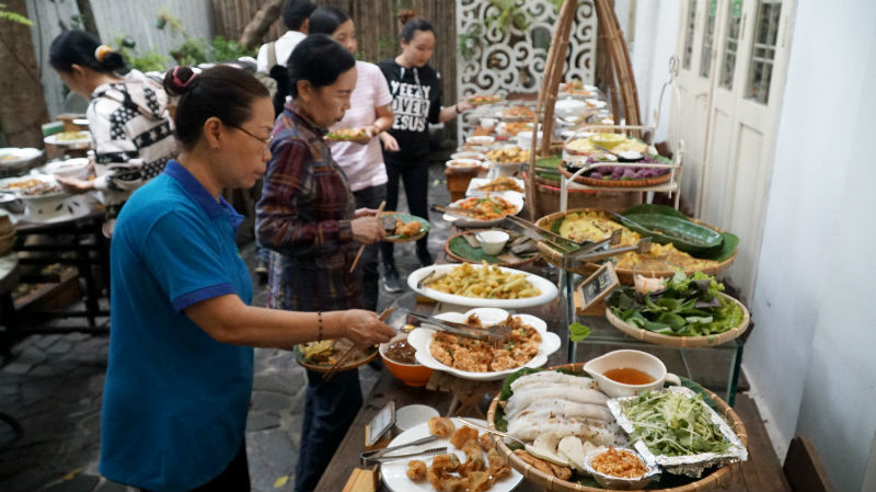 Người nghèo dự tiệc buffet miễn phí mùa Vu Lan ở Sài Gòn