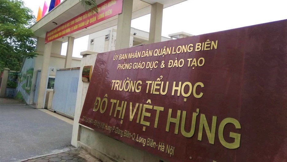 Hiệu trưởng yêu cầu giáo viên trả lại tiền ghế nhựa, lau nhà, giá để cốc...