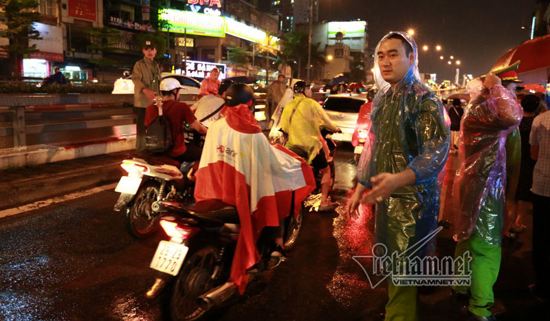 Dầm mưa đứng kín đường dự lễ Vu lan chùa Phúc Khánh