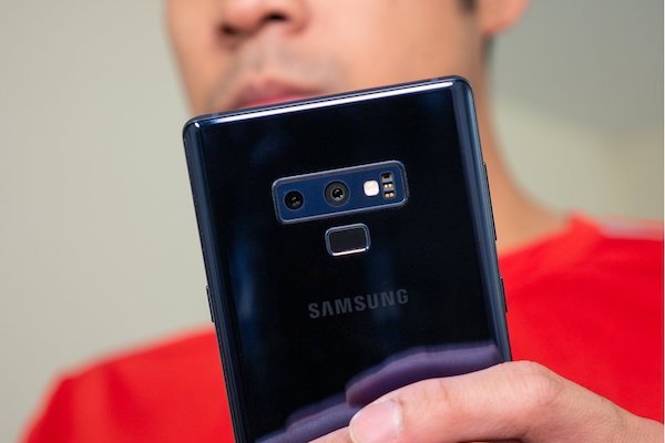 Galaxy S10 gây sốc với phiên bản màu bạc và xanh lá