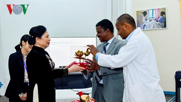 Phu nhân Chủ tịch nước thăm các bệnh nhân quỹ Hamlin Fistula Ethiopia