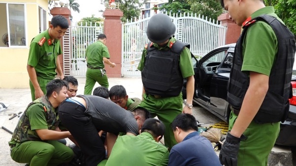 Vác dao chạy vào trụ sở công an dọa cán bộ rồi đóng xe cố thủ