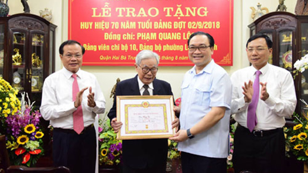 Bí thư Hà Nội trao huy hiệu 70 năm tuổi Đảng cho thân phụ ông Phạm Quang Nghị