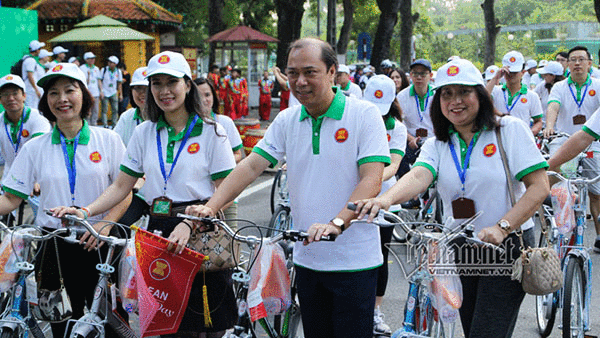 Gia đình các đại sứ cùng nhau đạp xe dạo phố Hà Nội