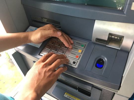 Tránh thời điểm có nhiều rủi ro, NHNN yêu cầu giảm hạn mức rút tiền qua ATM vào đêm khuya