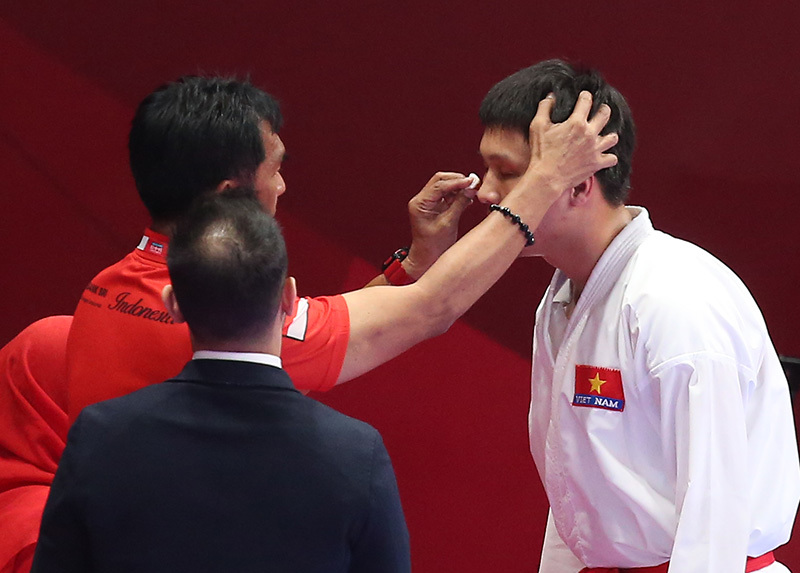 Võ sĩ Việt Nam thi đấu quả cảm, vào chung kết dù bị rách mắt