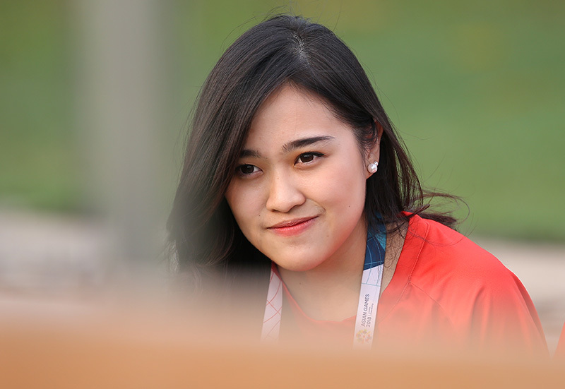 Tình nguyện viên xinh đẹp Indonesia liên tục liếc trộm Công Phượng