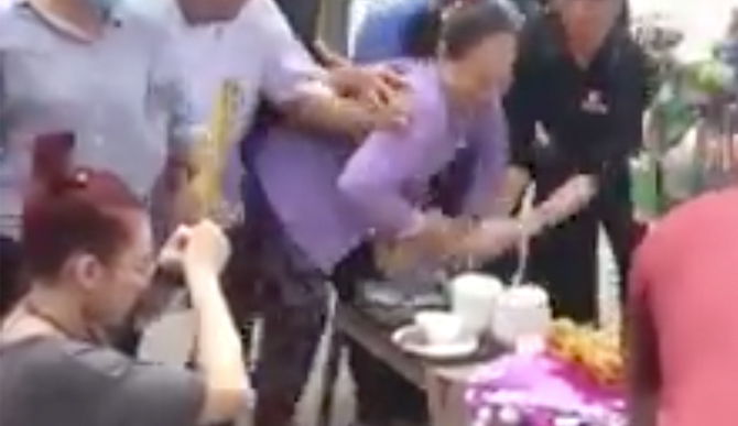 Chưa kịp thắp hương, đồ cúng cô hồn đã bị cướp sạch trong vòng một nốt nhạc