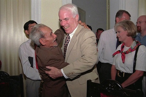 nghị sĩ McCain gặp lại người đàn ông Việt Nam từng cứu ông tại hồ Trúc Bạch