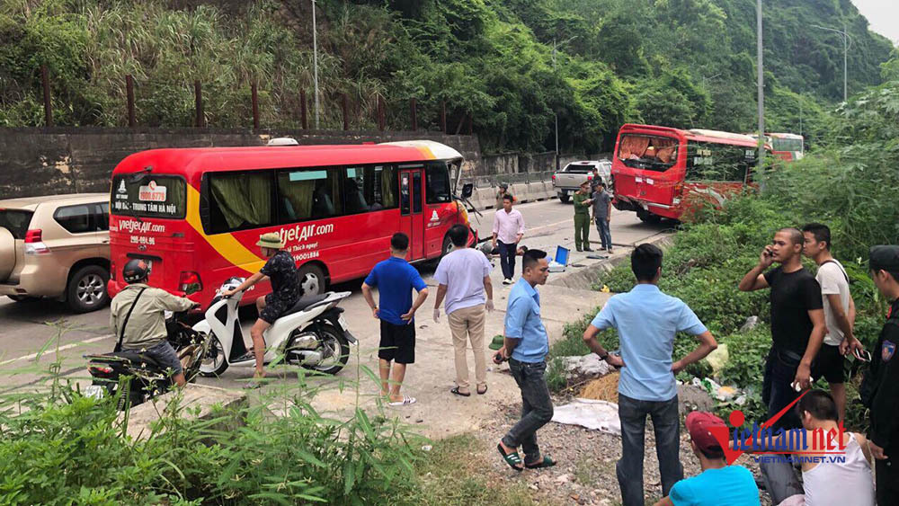 Tài xế lúi húi xem xe bên đường, xe khách lao đến đâm chết thảm