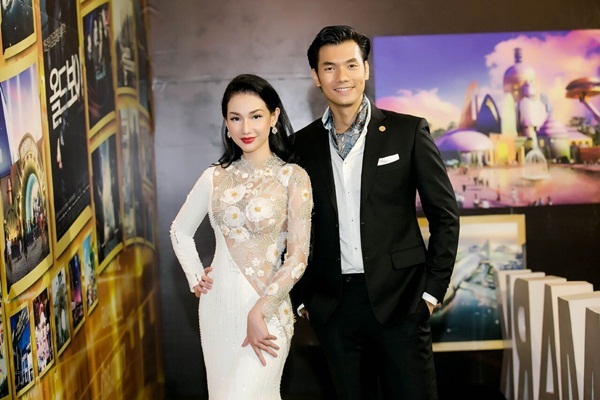 Nhan Phúc Vinh tình tứ bên MC Quỳnh Chi