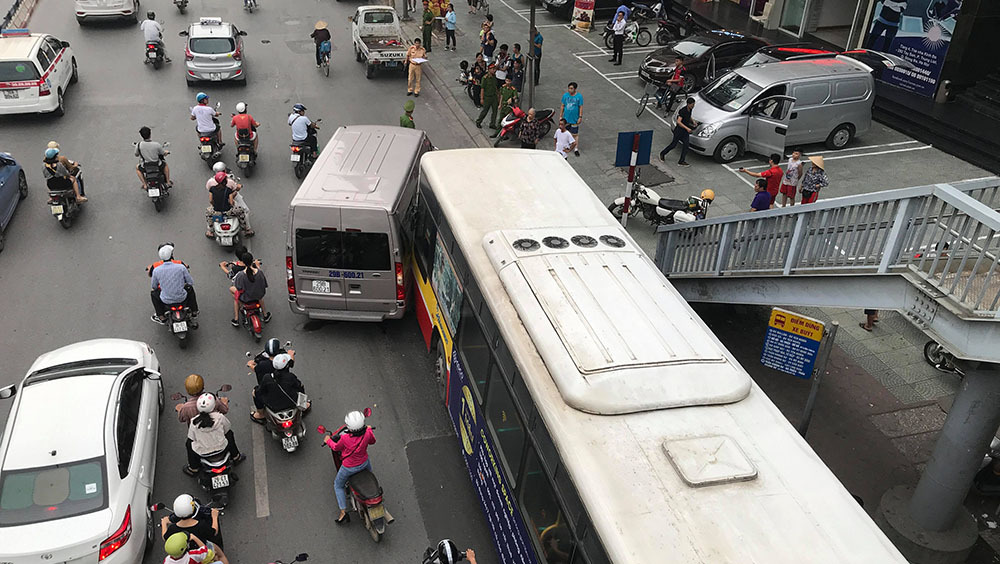 Hà Nội: Xe buýt tông đuôi ô tô 16 chỗ đúng điểm dừng đón khách