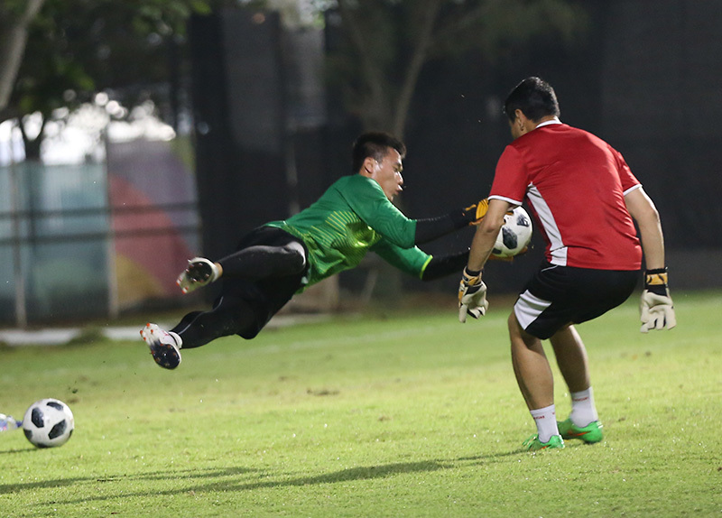 Bùi Tiến Dũng mướt mồ hôi luyện bắt penalty chờ đấu Syria